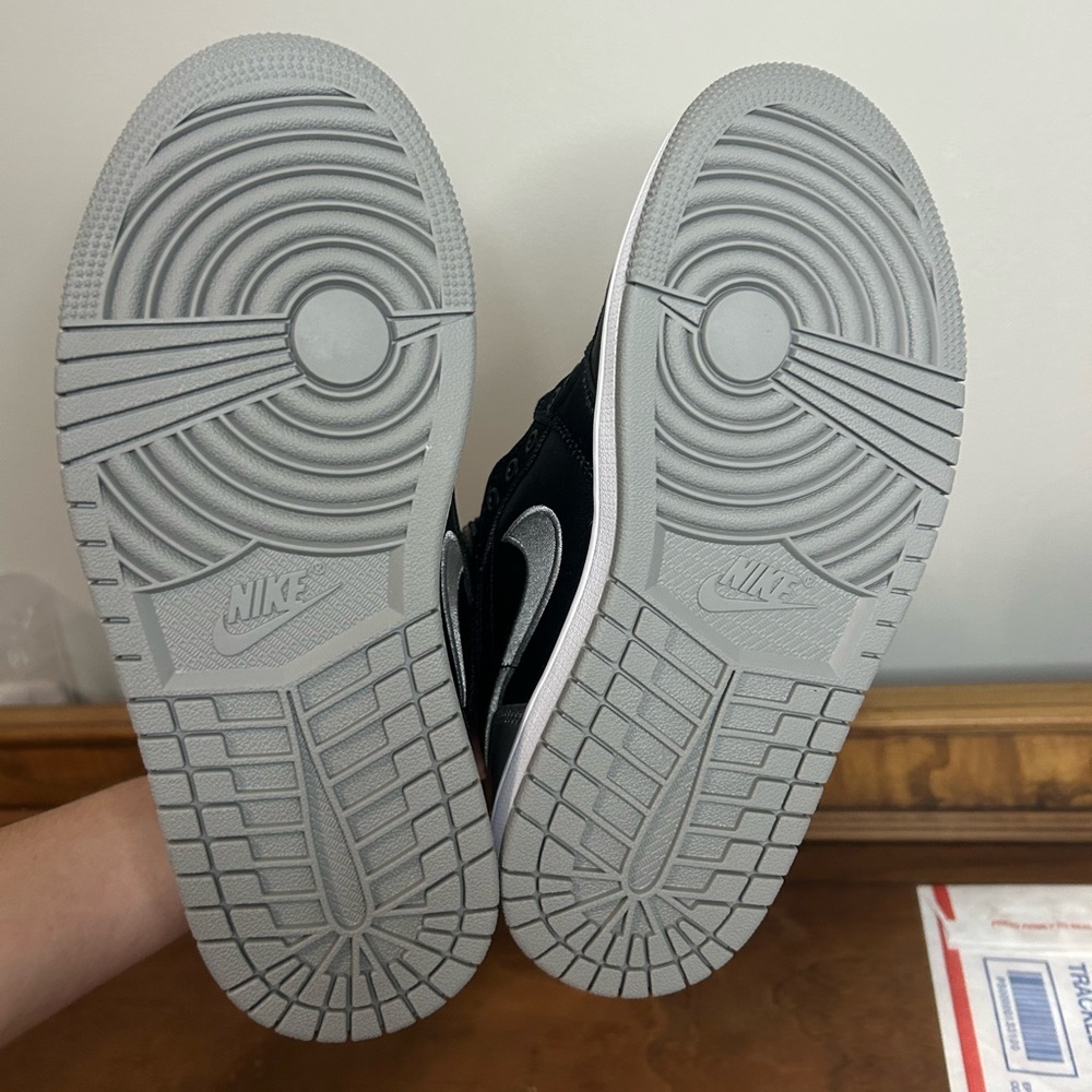 NIB Women’s Air Jordan 1 Retro HI OG, Size 5 - Picture 7 of 7